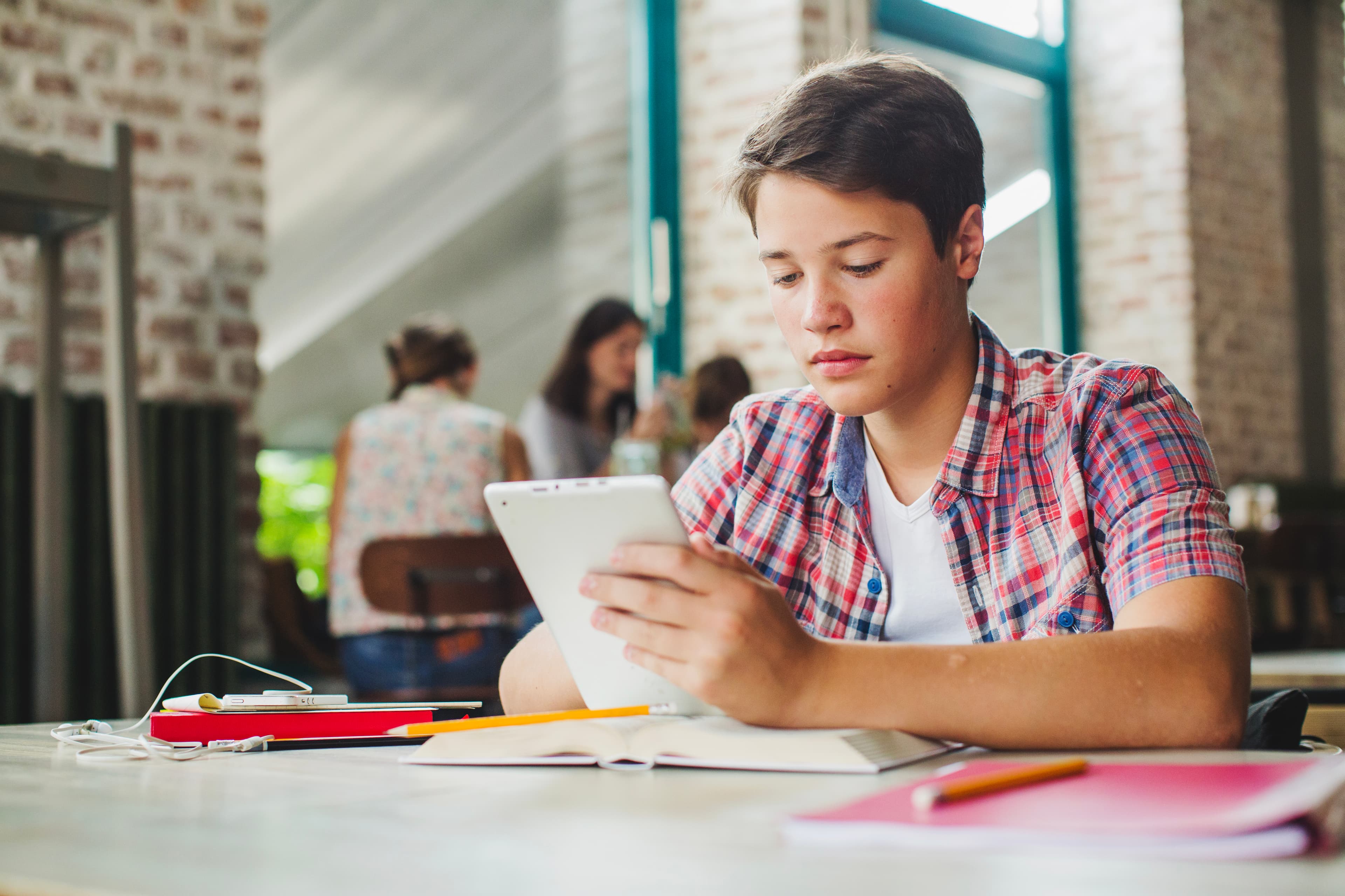 Mi hijo pierde cosas, olvida hacer tareas y no sabe organizarse para estudiar