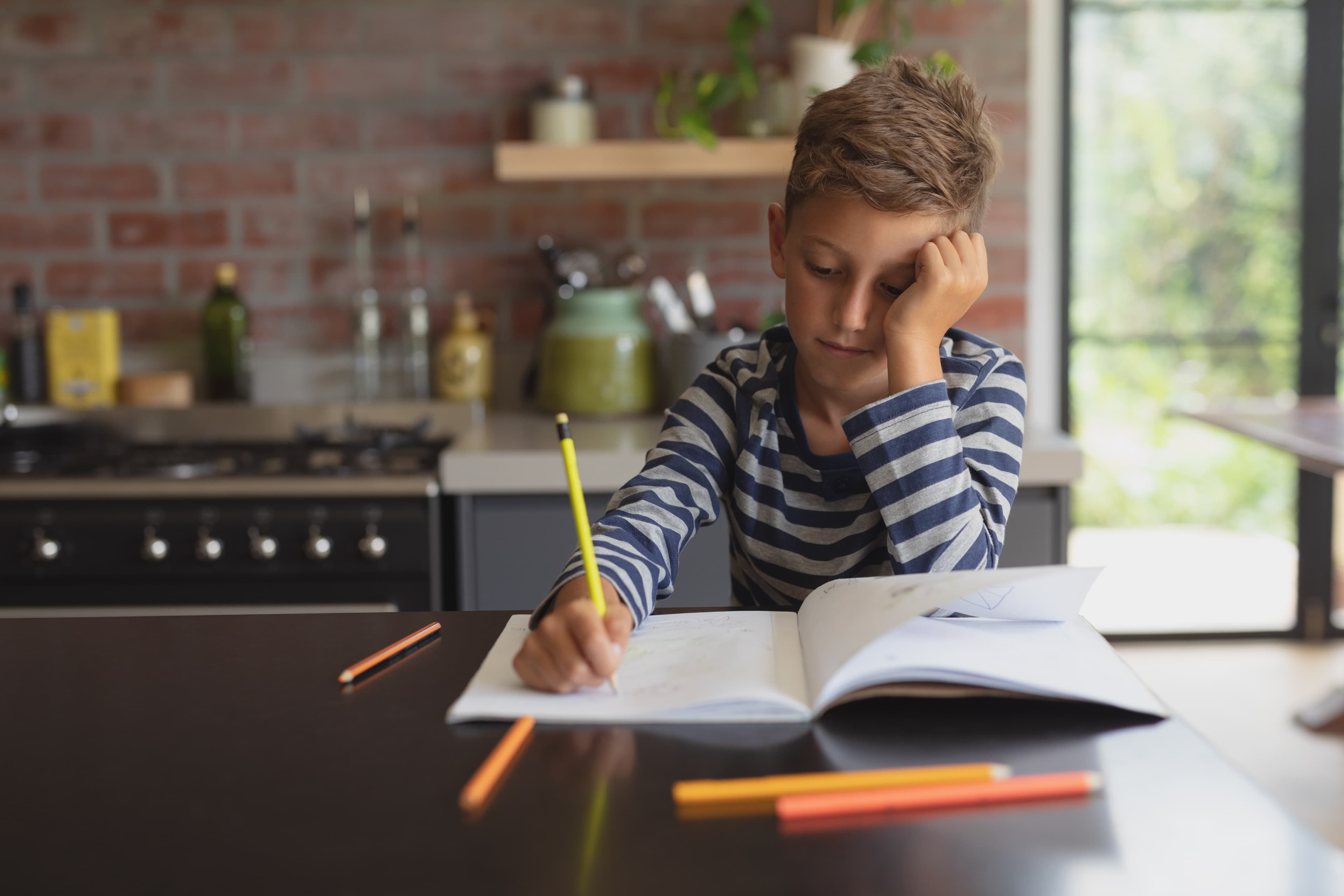 Mi hijo se distrae con facilidad: Cómo identificar y abordar los problemas de concentración